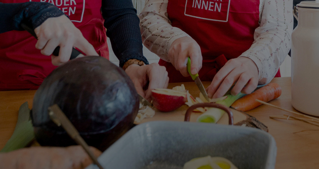 Salzburger Seminarbäuerinnen bei der Arbeit in der Küche