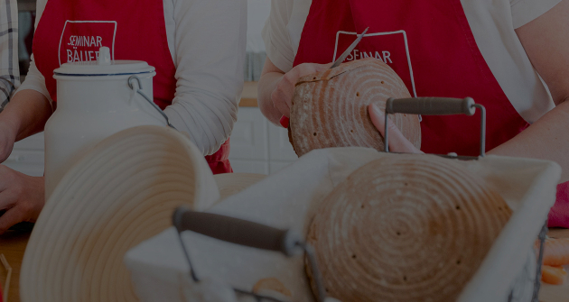 Salzburger Seminarbäuerinnen in der Küche mit frisch gebackenen Brot