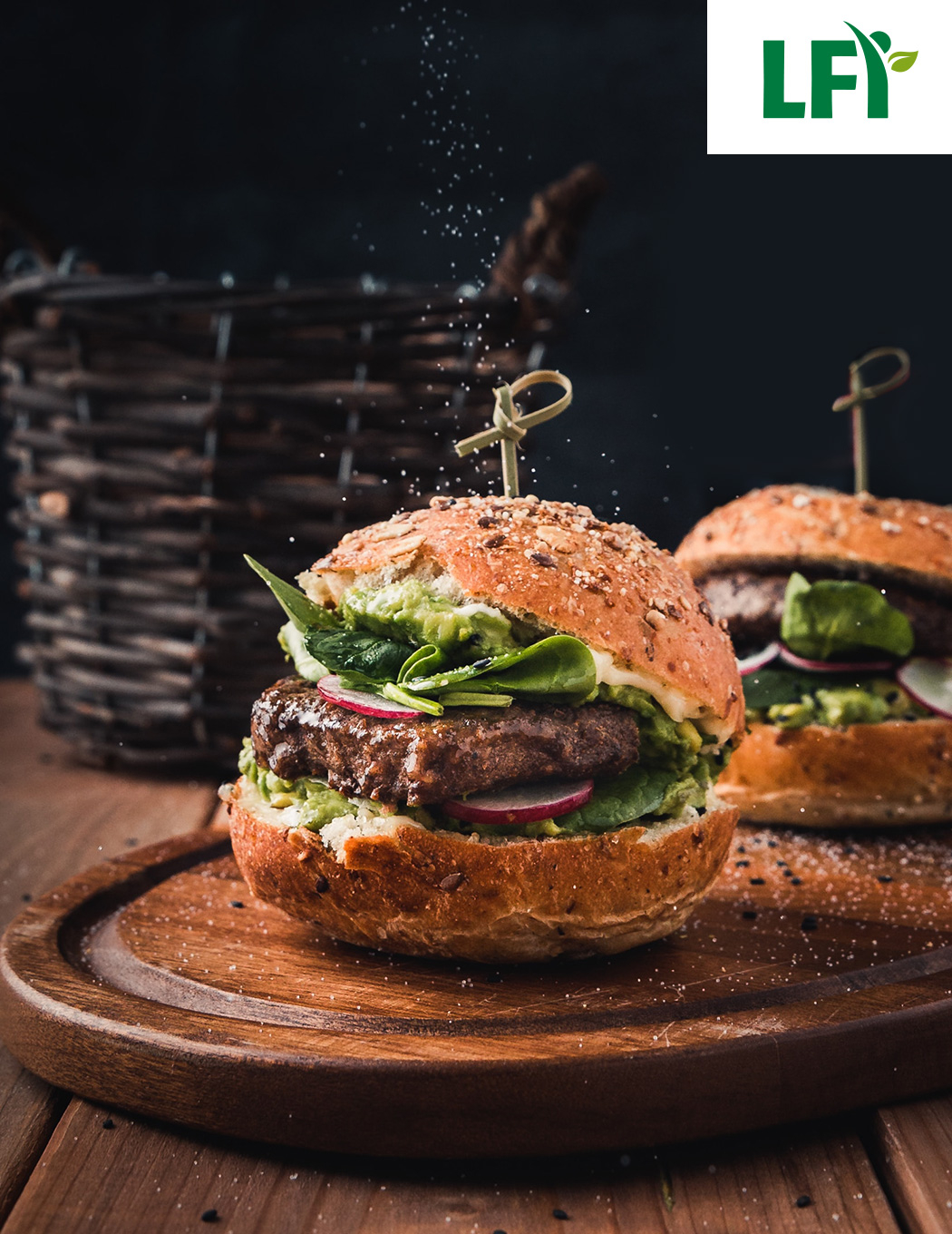 Köstliche Burger im Mehrkornbrötchen mit Rindfleisch Patty aus heimischer Landwirtschaft