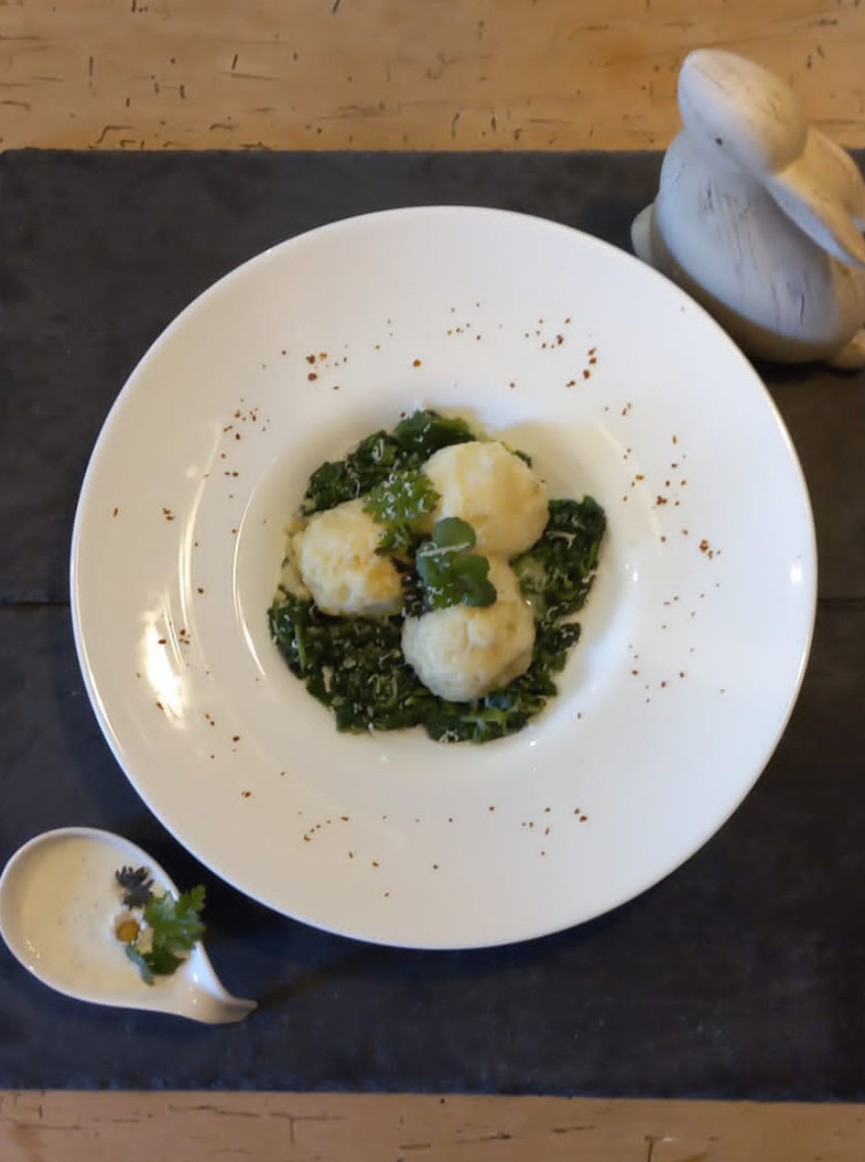 Erdäpfelknödel mit Spinat
