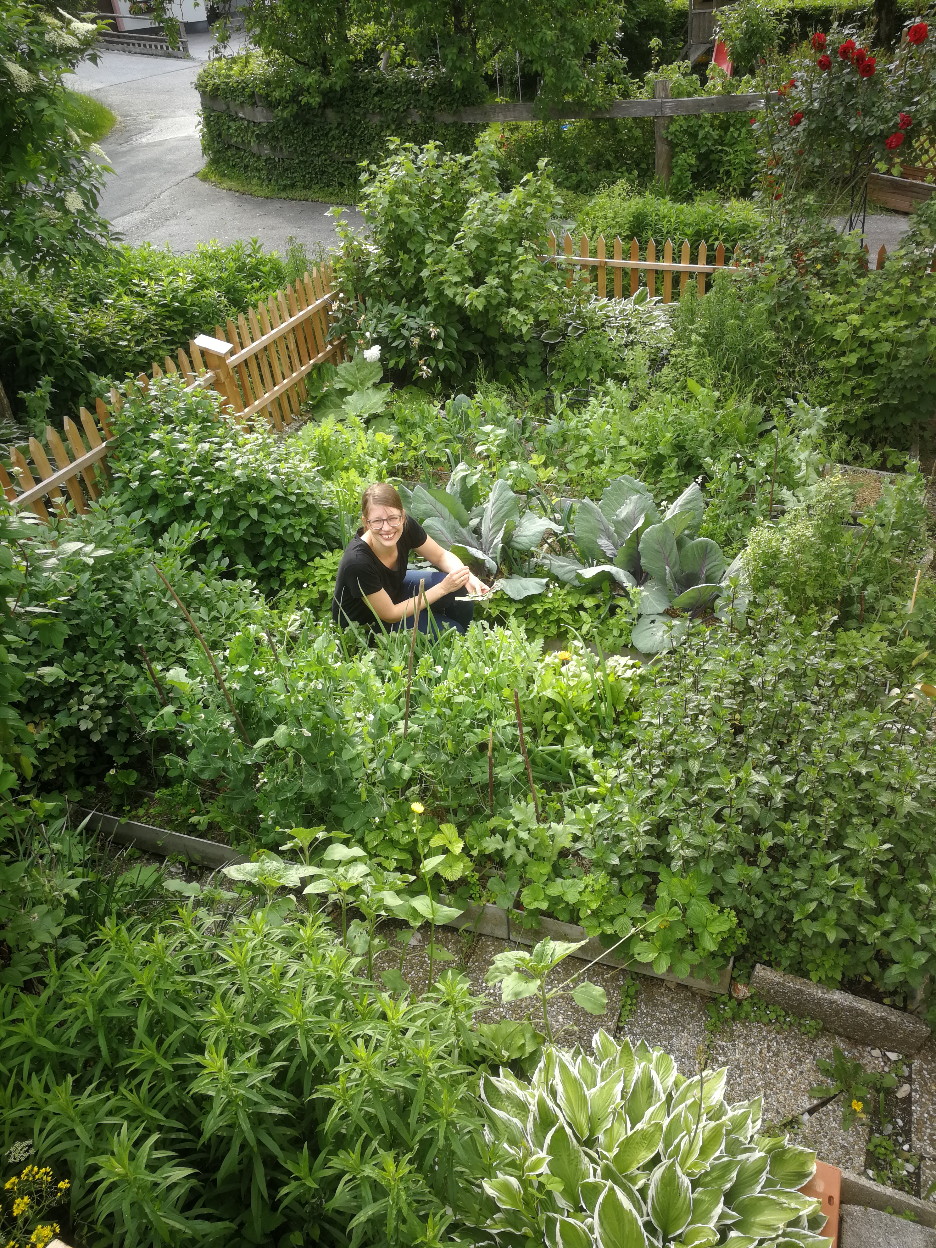 Seminarbäuerin bei der Gartenarbeit