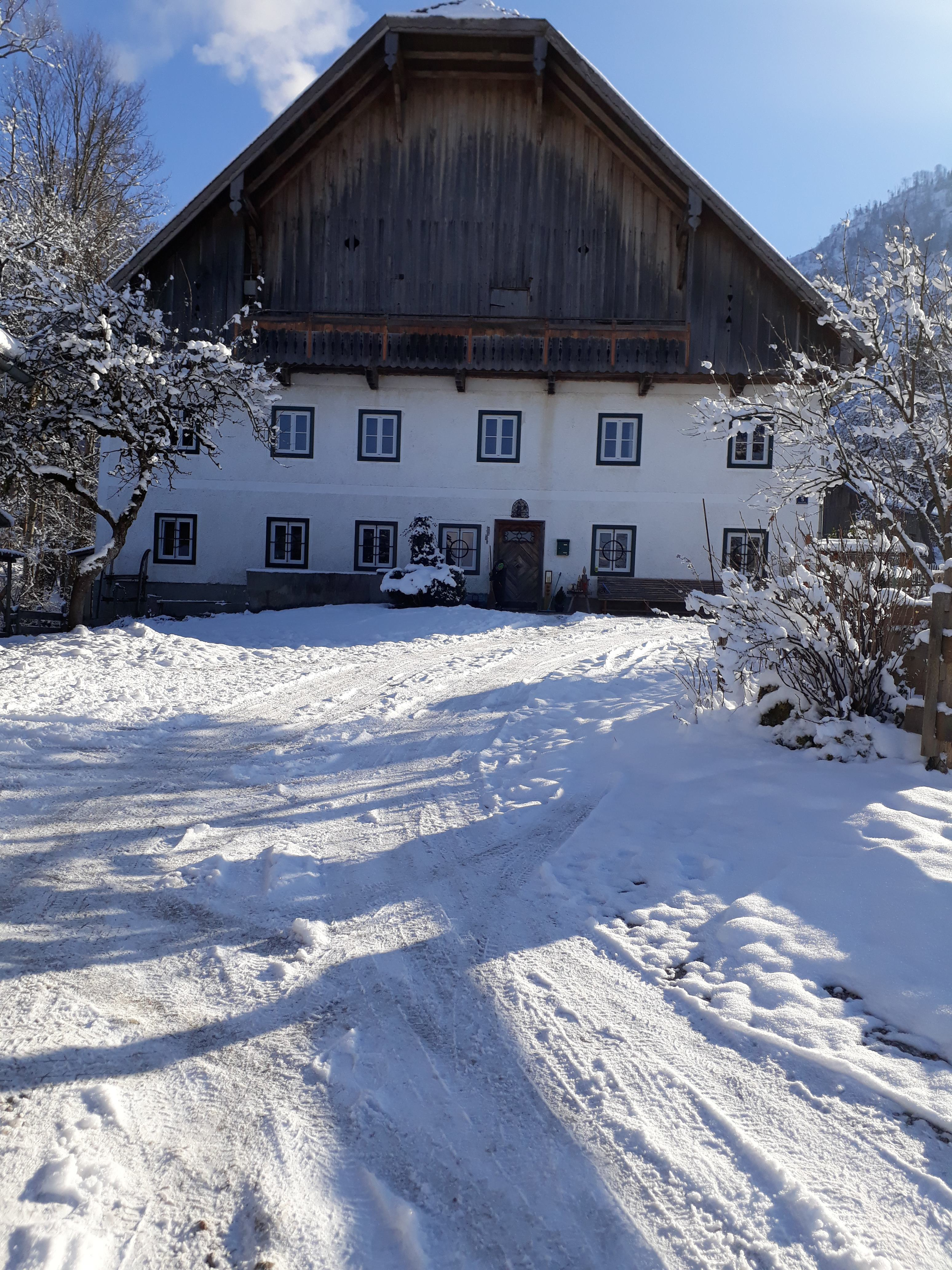 Hofaufnahme mit Schnee