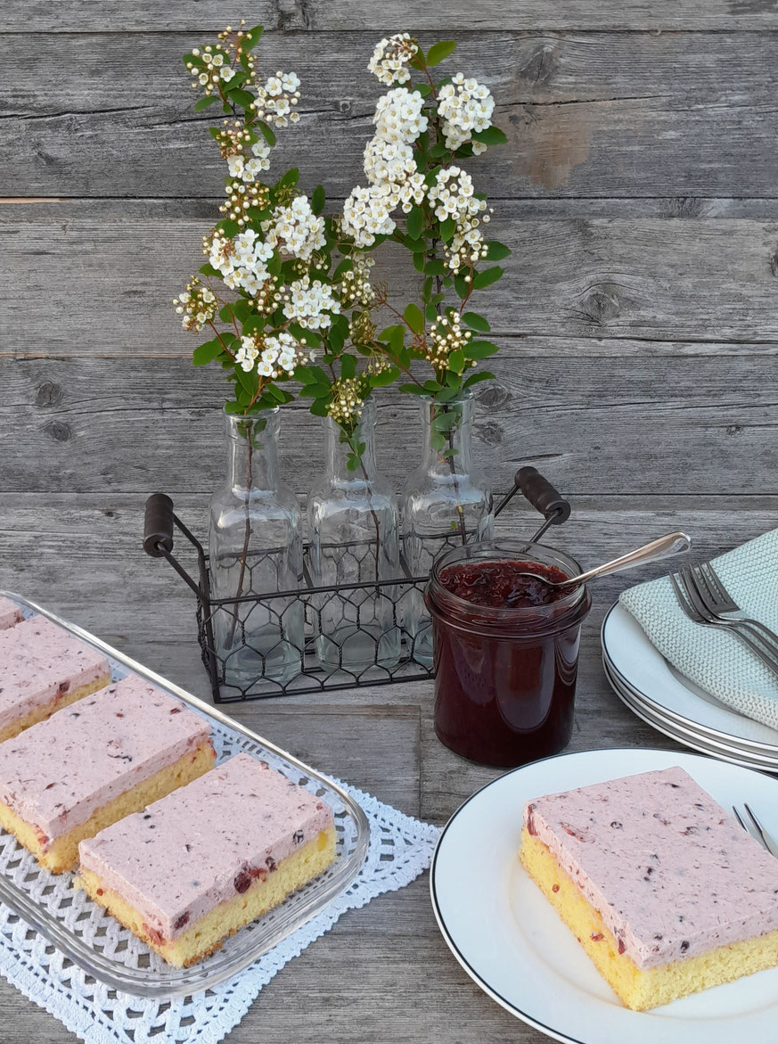 Biskuitkuchen mit Beeren