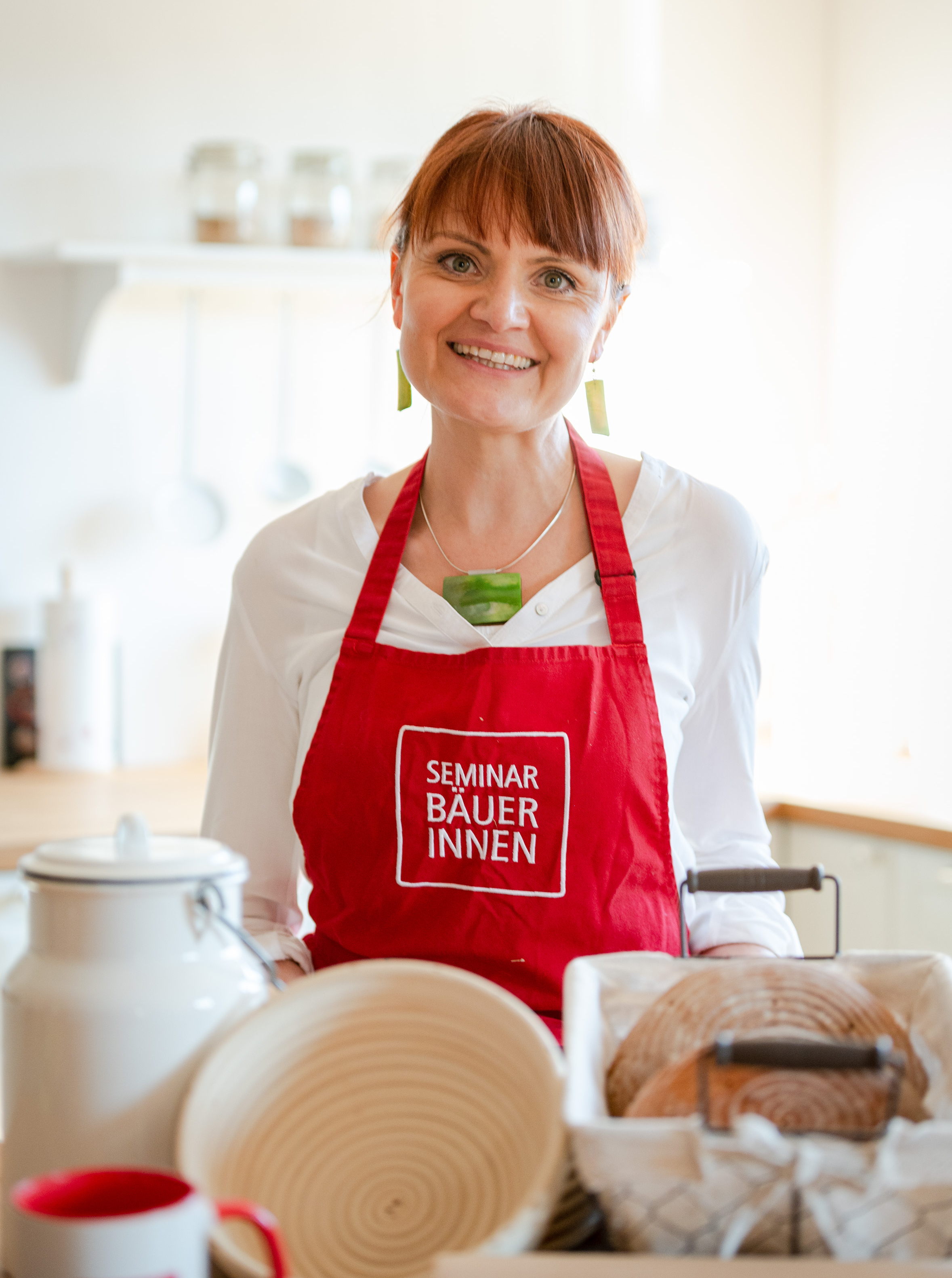 Seminarbäuerin mit Brot 