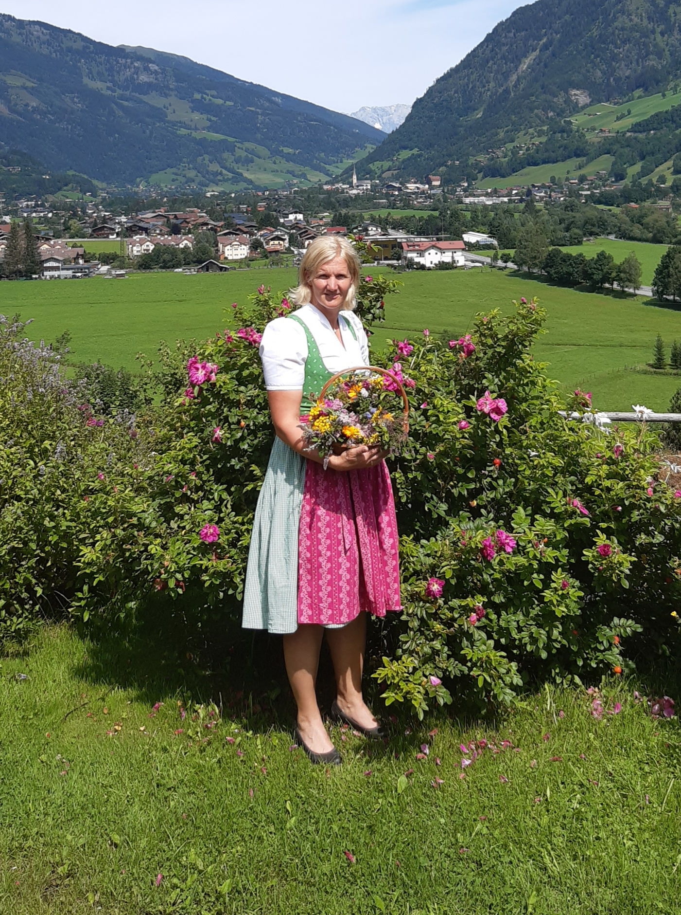 Heidi bei Kräuterweihe im Dirndlkleid