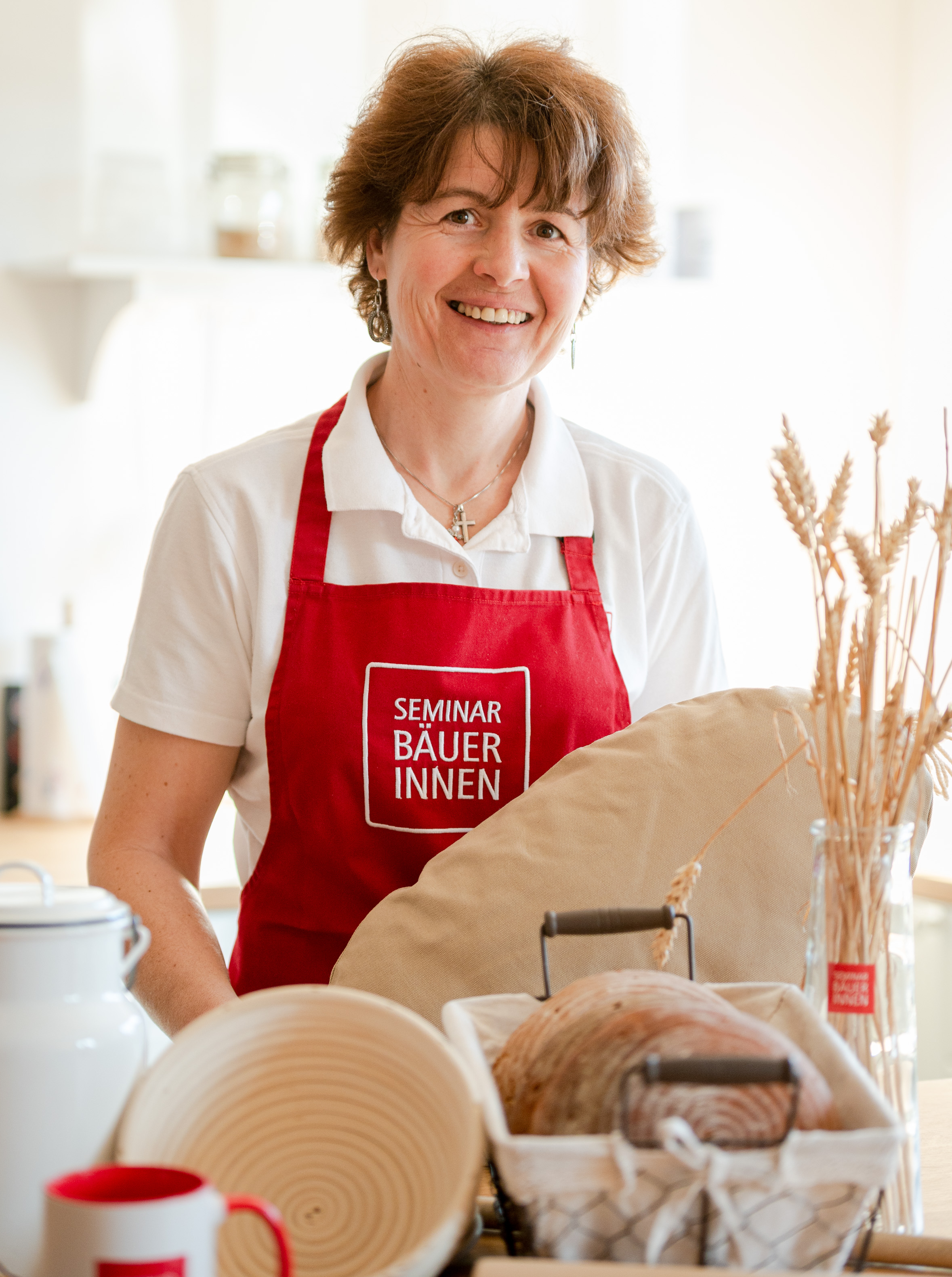 Seminarbäuerin mit Brotbackutensilien