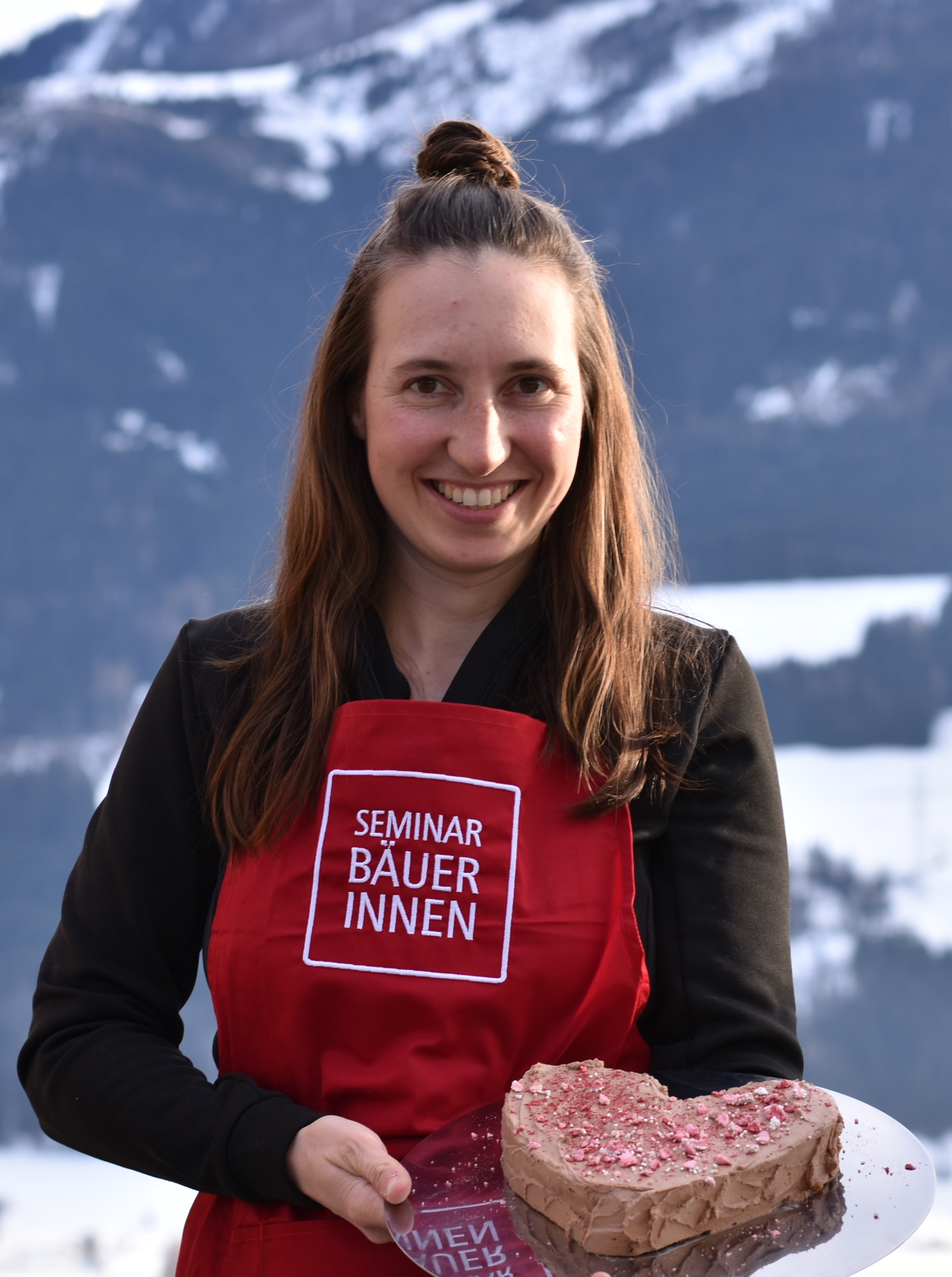 Katharina vor Bergkulisse