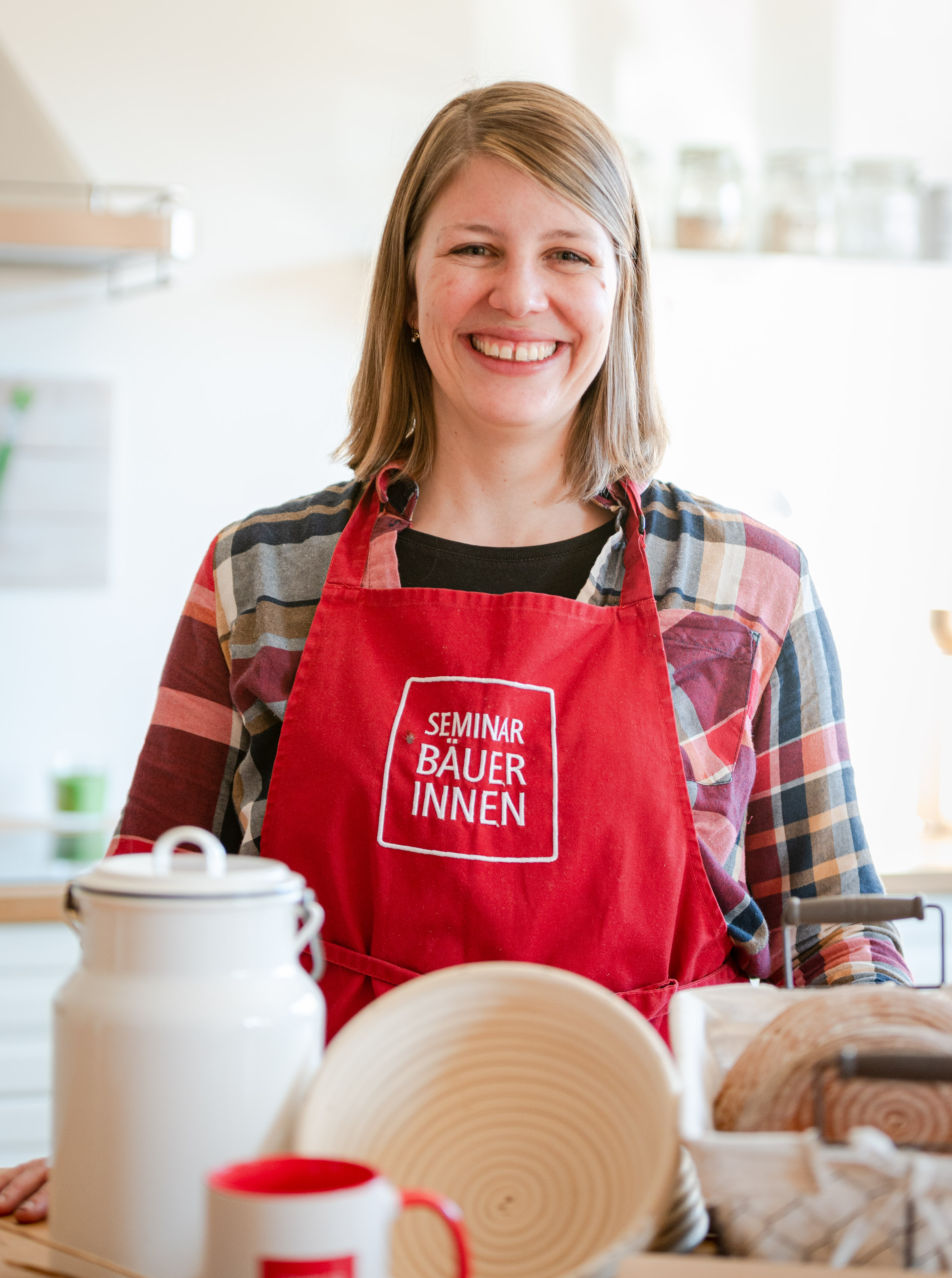 Seminarbäuerin mit Brotbackutensilien