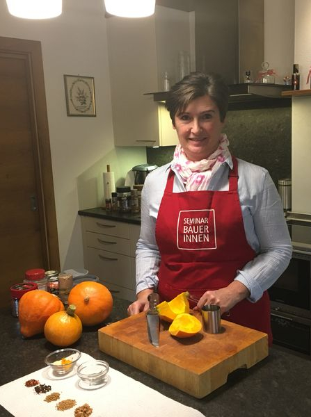 Seminarbäuerin beim Kochen