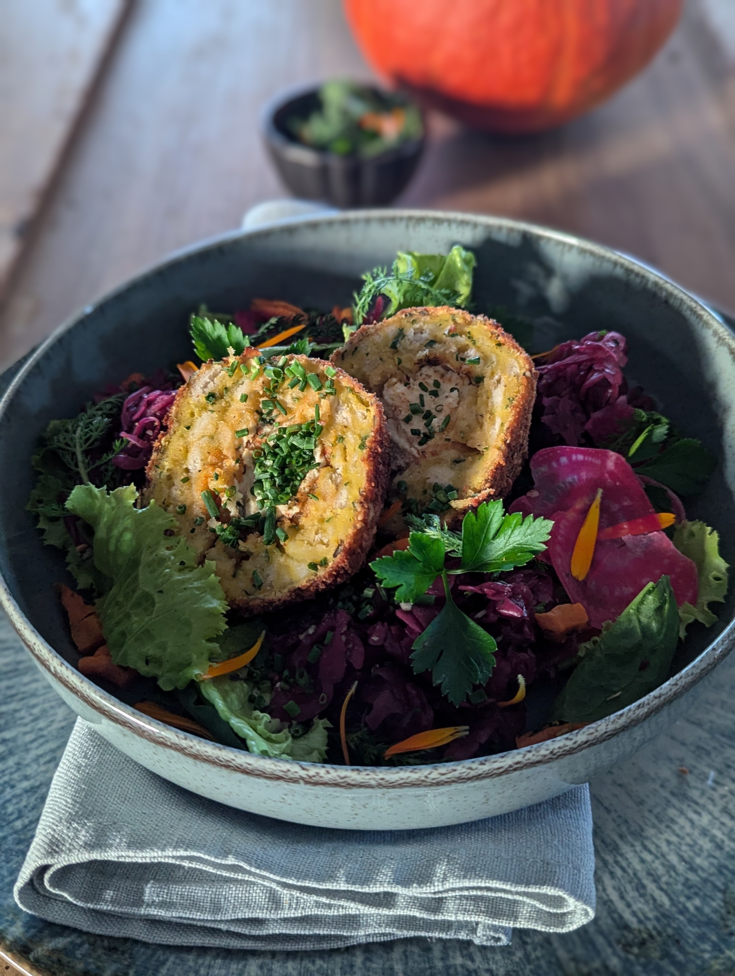 Knödel auf Salat