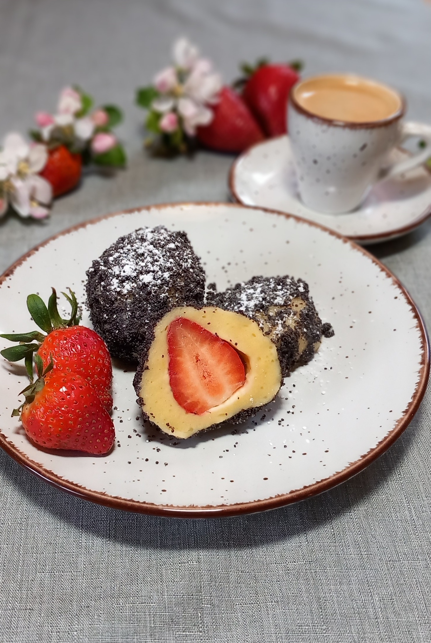 Knödel mit Erdbeeren