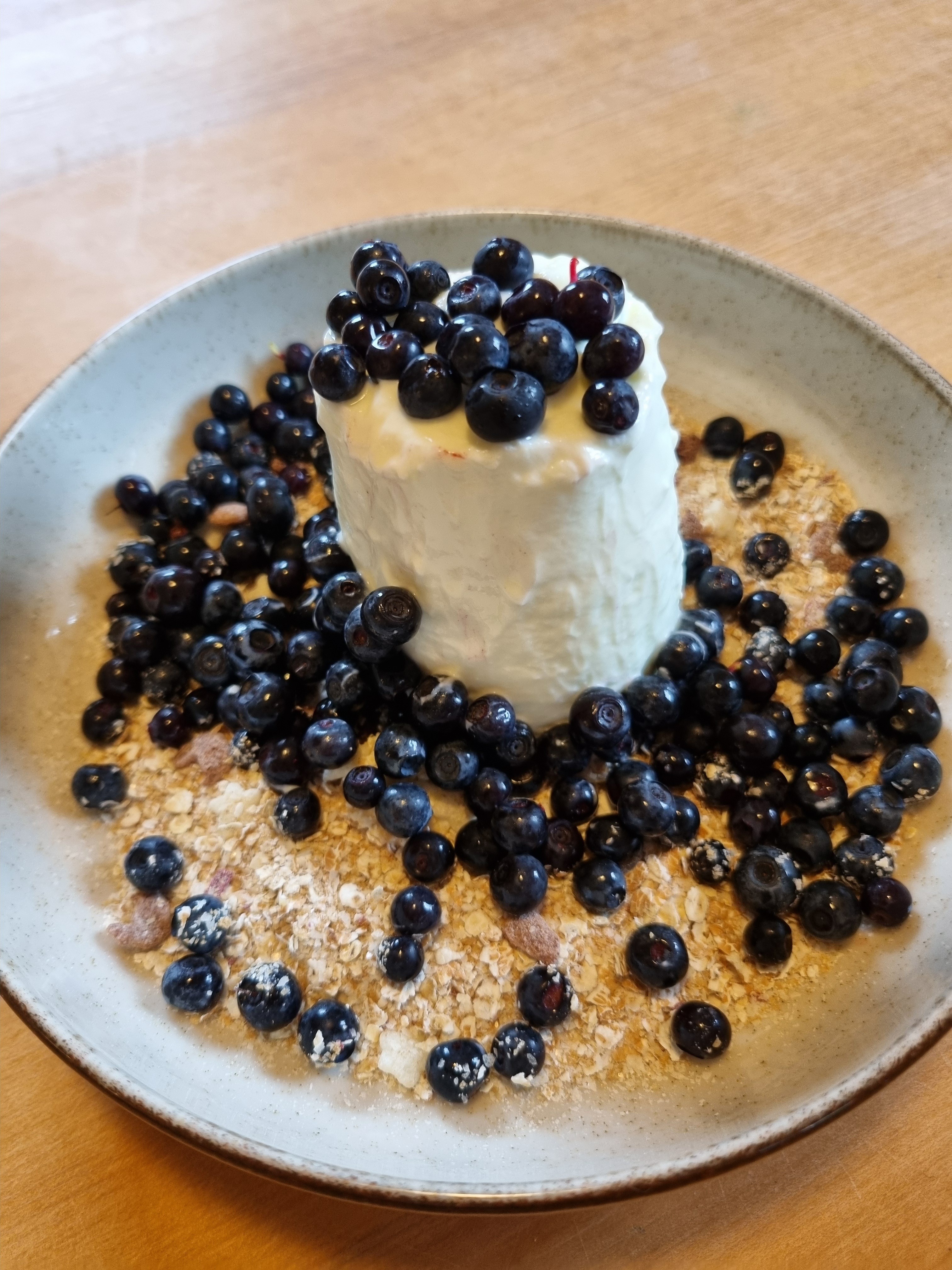Schafjoghurt mit Beeren und Haferflocken
