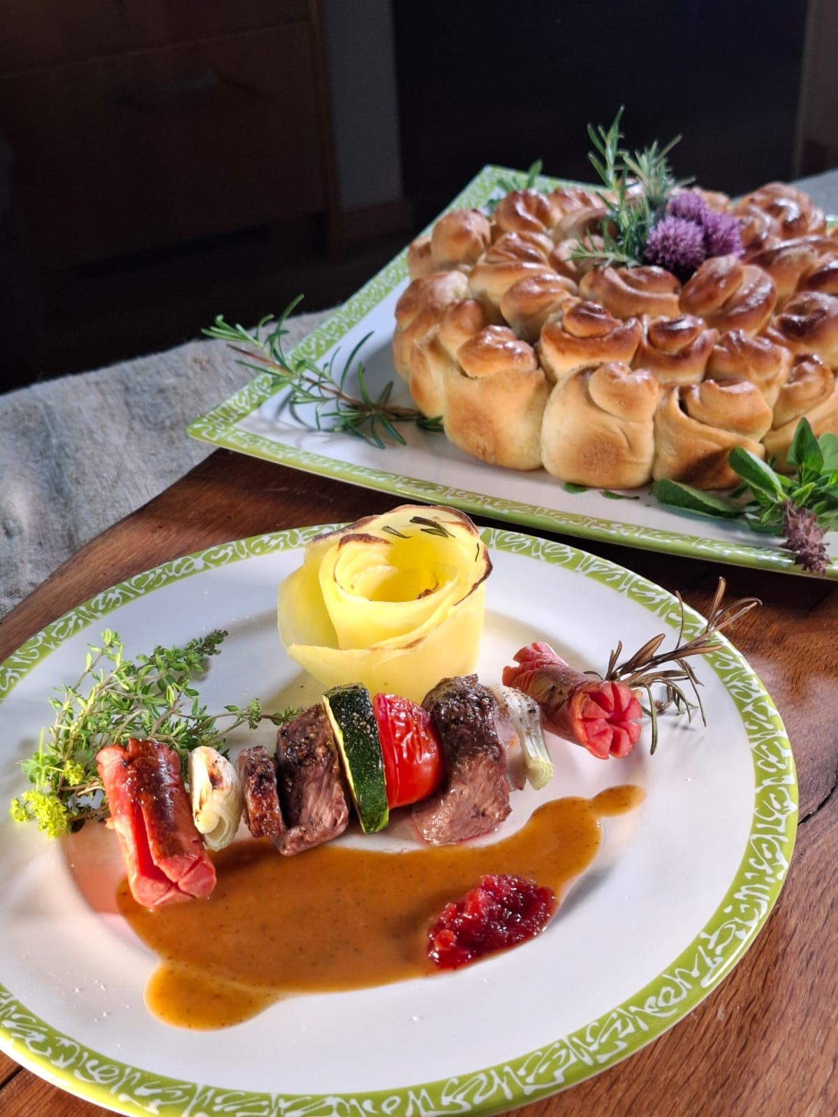 Spieße mit Wildfleisch