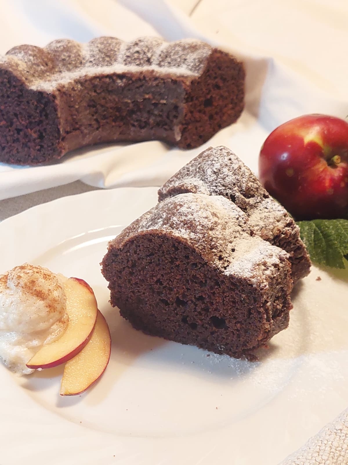 dunkler Kuchen mit Äpfel und Kakao