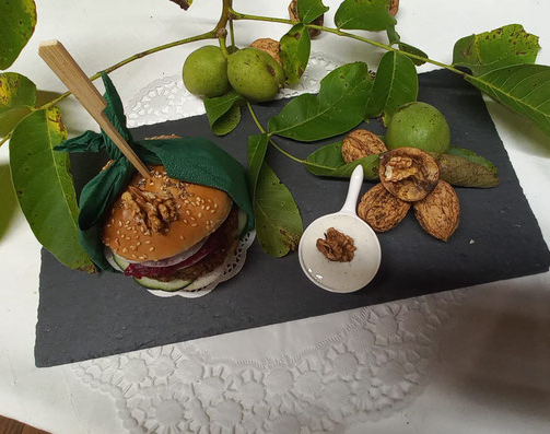 Burger mit Wallnuss und Rote Rübe