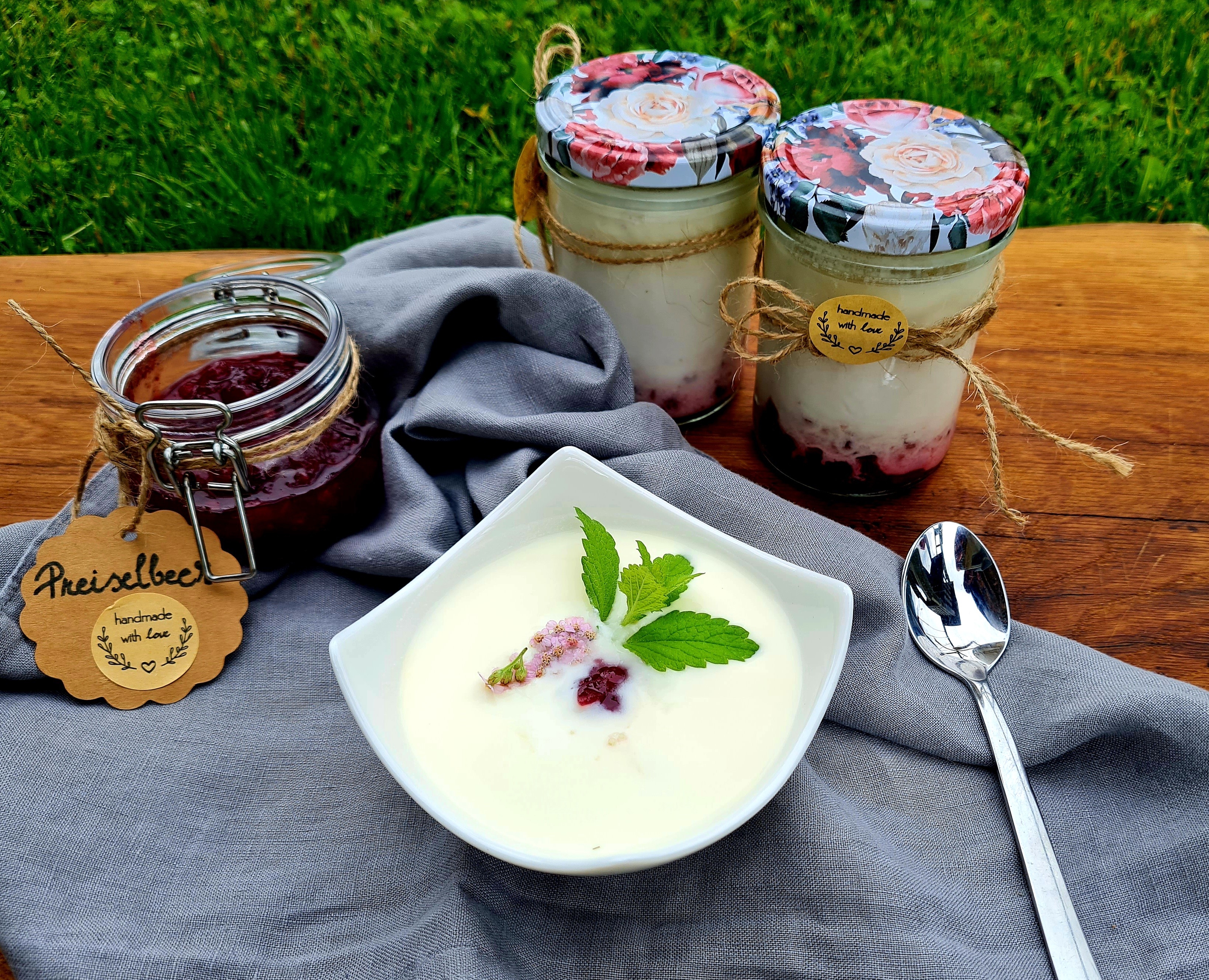Joghurt mit Marmelade
