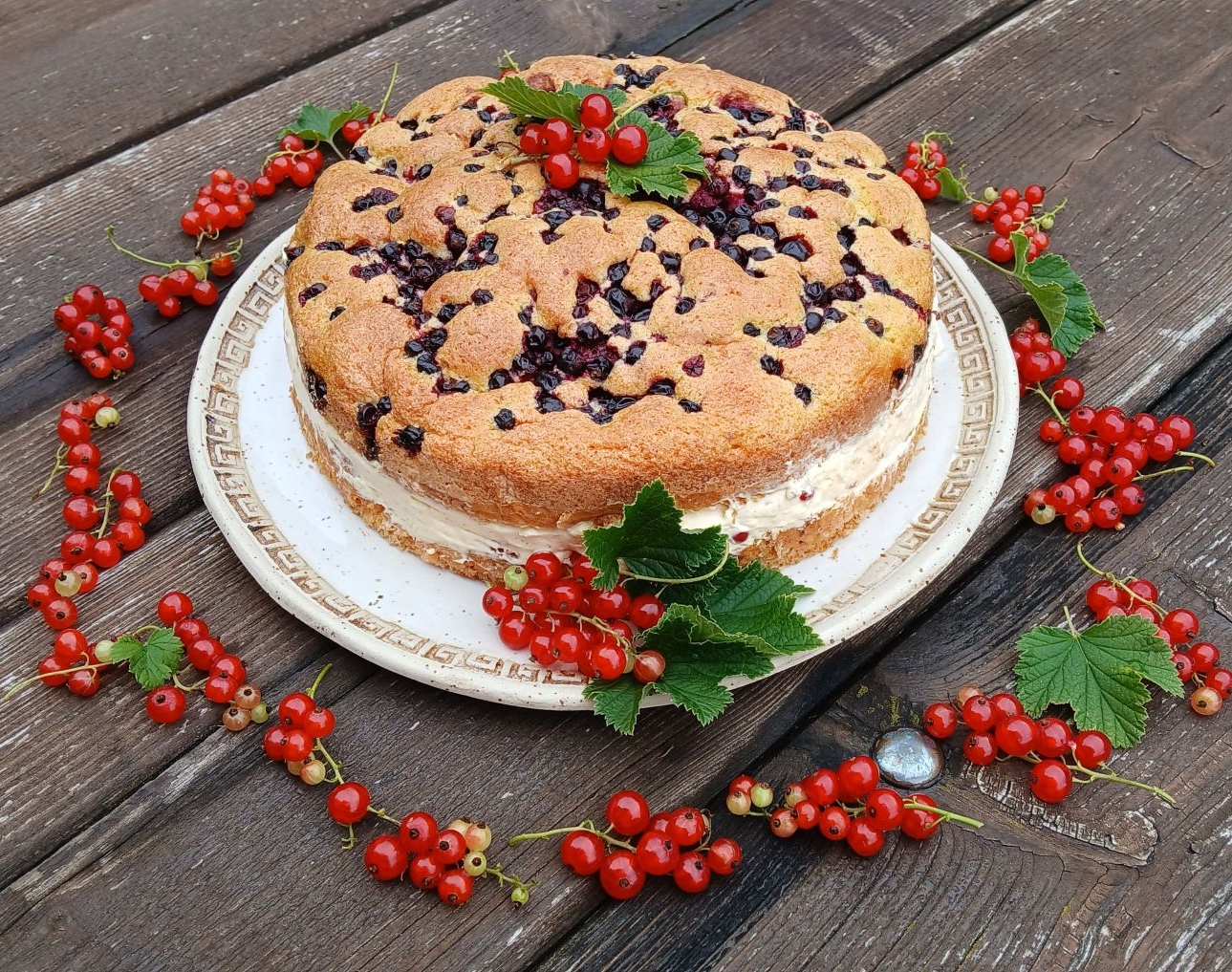 Kuchen mit Schlagobers und Beeren