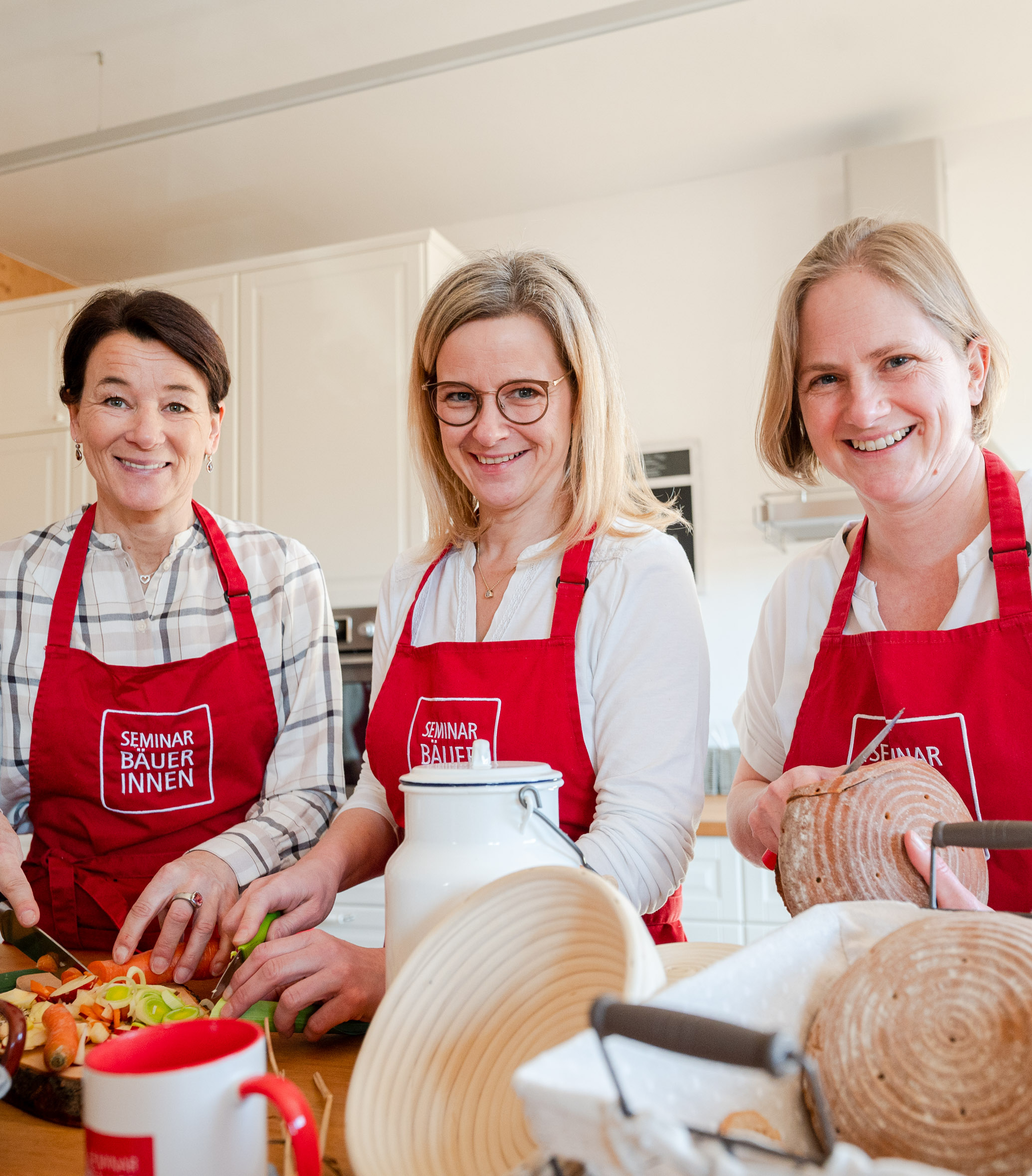 Drei Salzburger Seminarbäuerinnen bei der Arbeit in der Küche